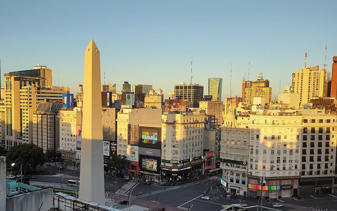 Obelisco de Buenos Aires e os prédios da Avenida Corrientes ao entardecer