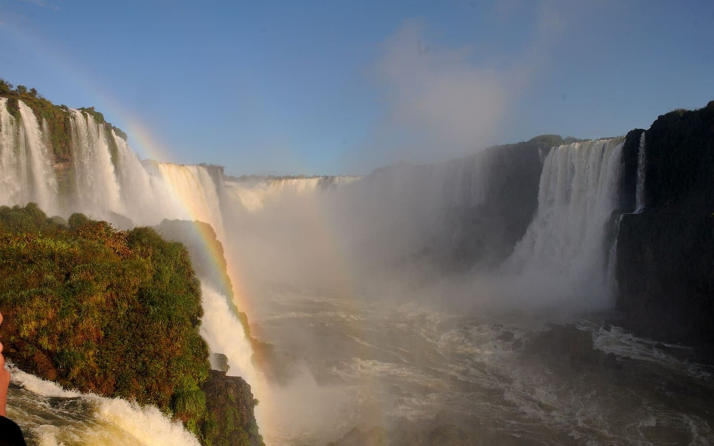 Cataratas do Iguaçu vistas do lado brasileiro, com arco-íris sobre a Garganta do Diabo