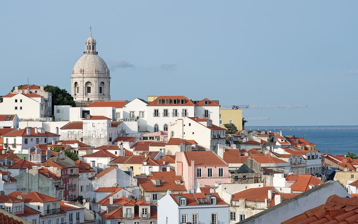 Telhados de Alfama e o Panteão Nacional vistos do Miradouro de Santa Luzia, em Lisboa