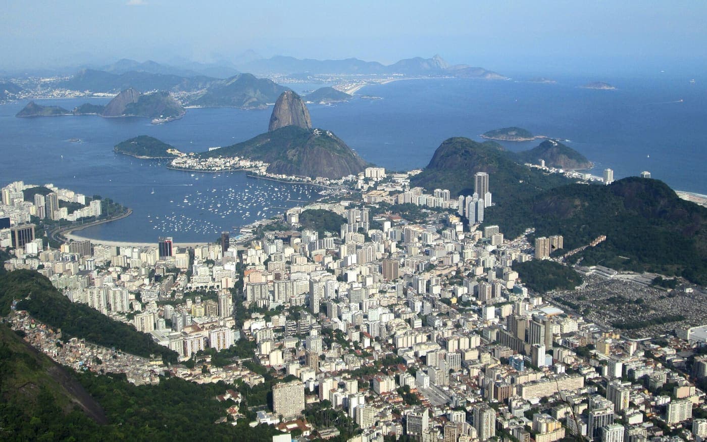 Vista aérea do Rio de Janeiro com a enseada de Botafogo e o Pão de Açúcar